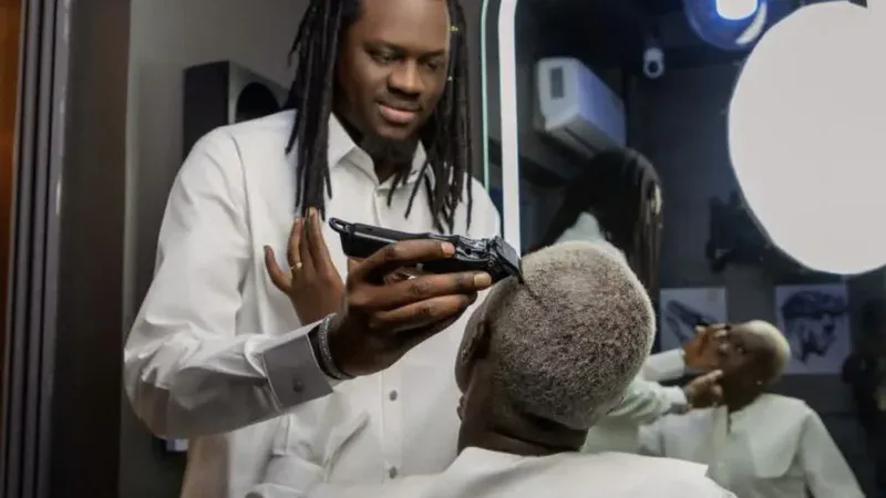 Sénégal – Scène de complicité : Les images d&rsquo;Omaro coiffant sa future épouse Sokhna Bator (Photos)