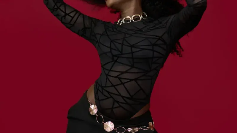 Sénégal : La chanteuse Ndakhté Lo dévoile un look glamour dans une séance photo audacieuse (Photos)