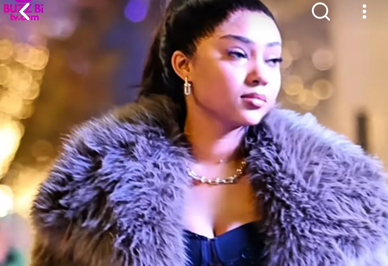 Paris : Racky Aïdara s’affiche dans une tenue glamour et attire les regards (Vidéo)