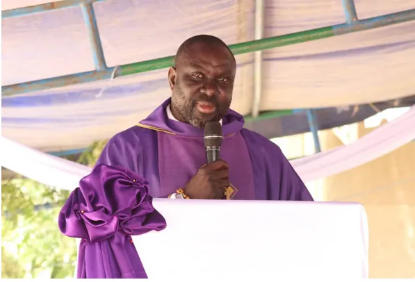 Noël 2025 : L’abbé Christophe Ndong appelle à la préservation des valeurs familiales et à la paix