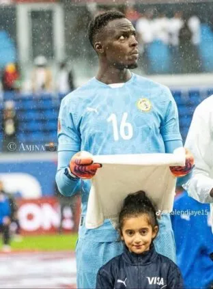 Sous la pluie : Le geste de grande classe d&rsquo;Edouard Mendy qui émeut la toile (Vidéo)
