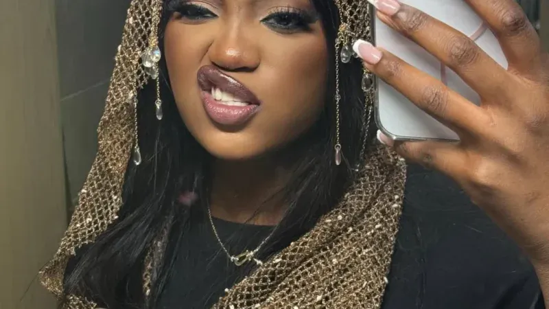 Diarra Thiès illumine la toile avec son nouveau look en foulard doré (Photo)