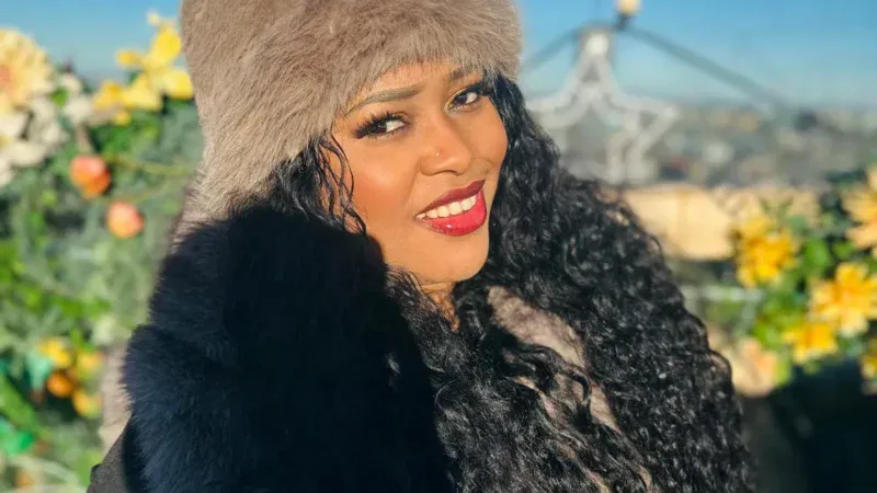 Célébration de Noël aux Pays-Bas : Guigui Sarr illumine Amsterdam et dévoile son cadeau (Photo)