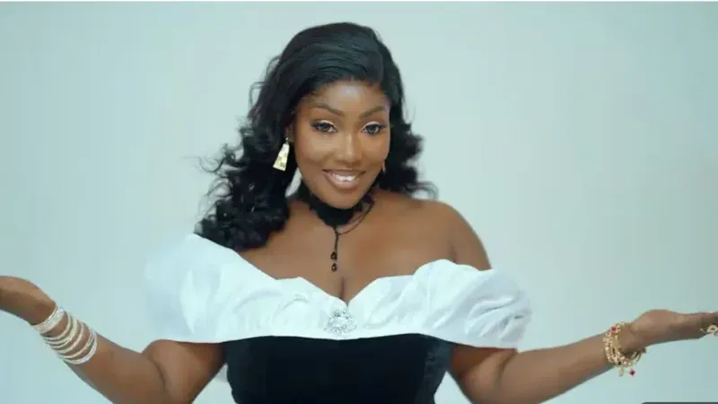 « Sama Lonko » : La chanteuse Dior Mbaye magnifie l’amour dans une nouvelle production (Vidéo)