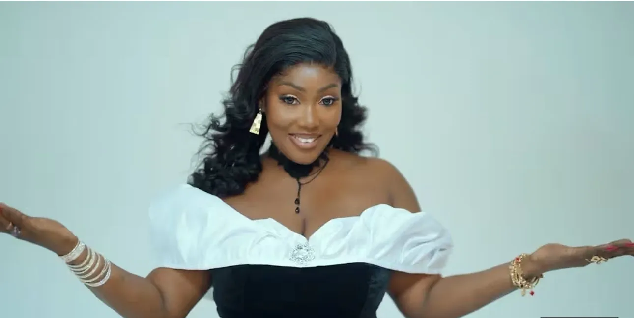 « Sama Lonko » : La chanteuse Dior Mbaye magnifie l’amour dans une nouvelle production (Vidéo)