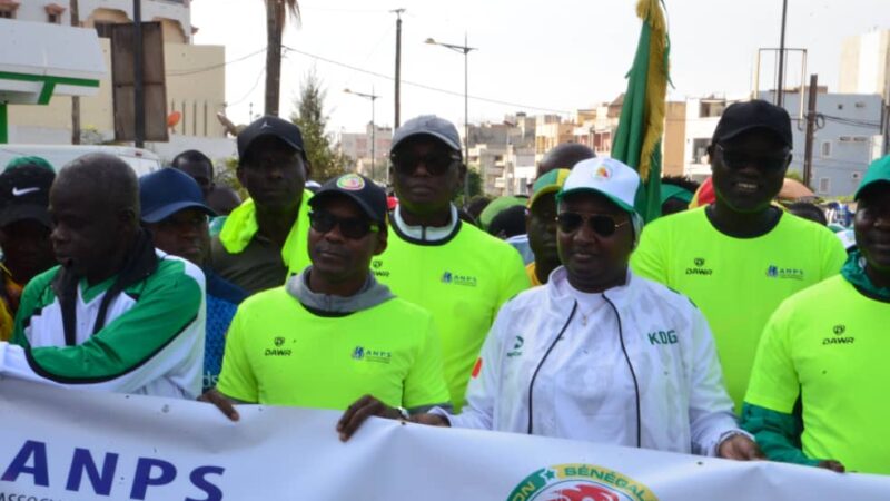 (Photos & Vidéos) Can 2025 – Randonnée patriotique : L’ANPS fait vibrer Dakar avant le départ des Lions pour Tanger