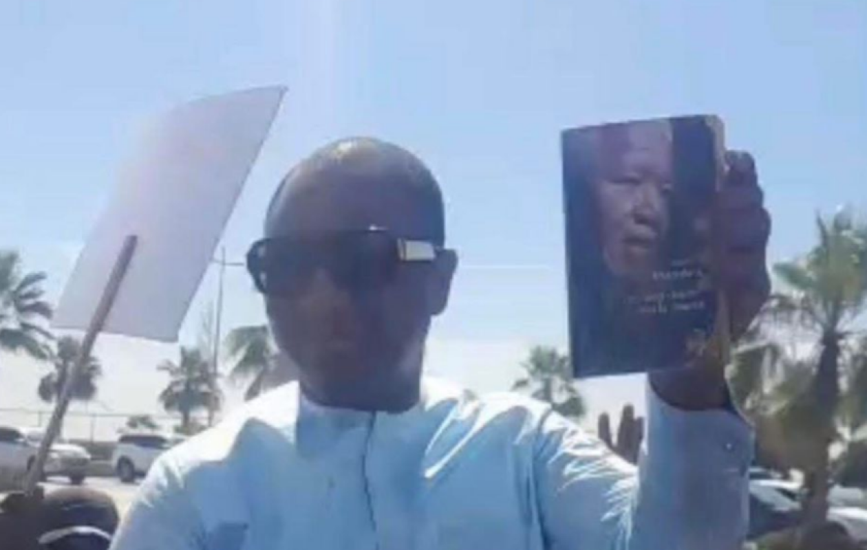 Sortie de prison : Badara Gadiaga brandit un livre de Nelson Mandela