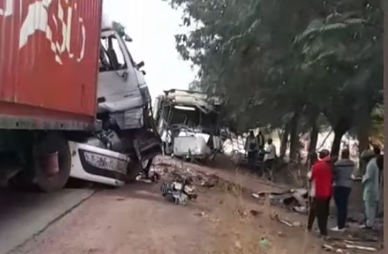 Frayeur à Kanda : Accident frontal entre un bus et un camion conteneur…(vidéo)