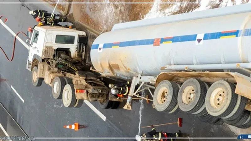 Tivaouane : un camion-citerne transportant de l&rsquo;acide se renverse sur la RN2