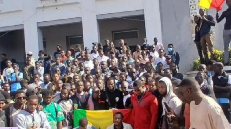 UCAD: Les étudiants suspendent la grève mais maintiennent la pression avec une marche vers le Palais