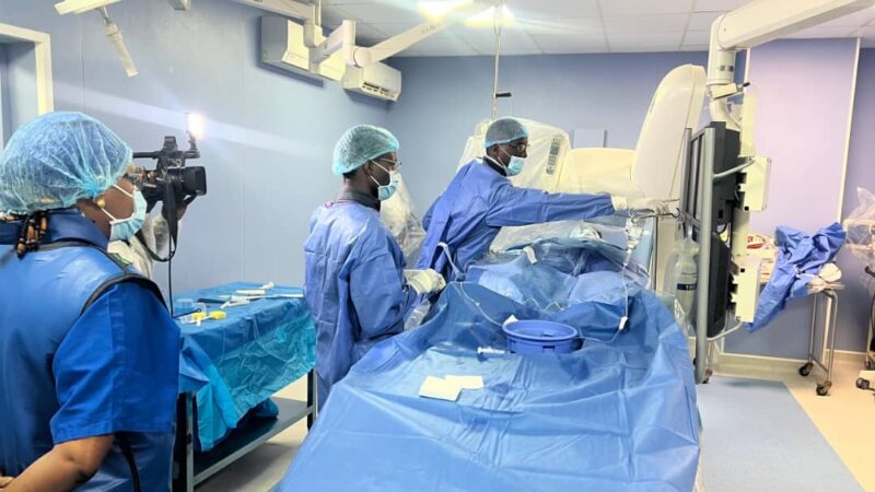 Dakar franchit un cap historique : première implantation percutanée de valve aortique réussie à l’Hôpital Principal