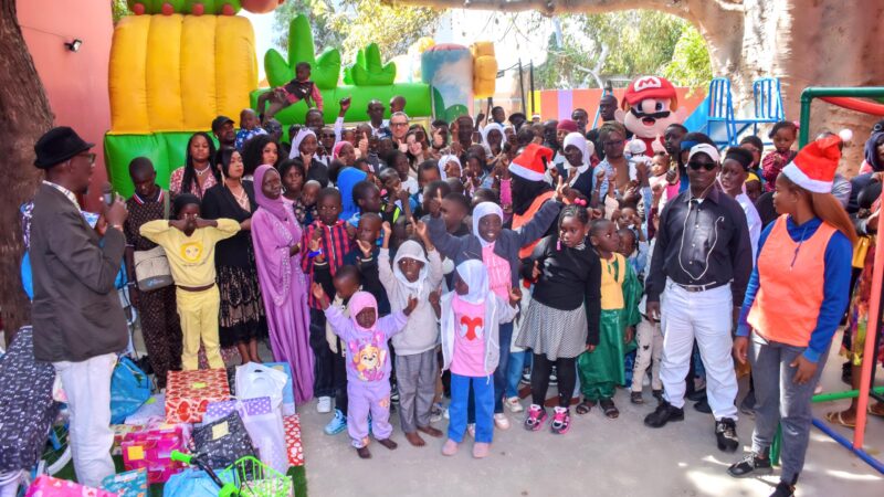 Animations et cadeaux : l’arbre de Noël de Dakarnave fait briller les yeux des enfants …