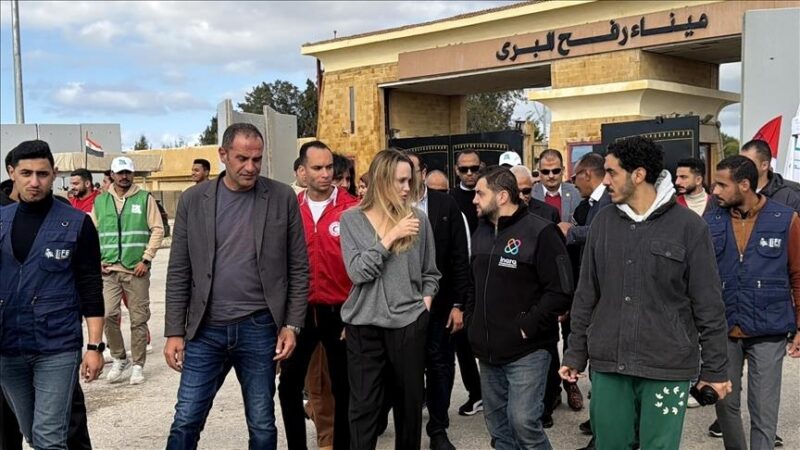 Égypte : Angelina Jolie à la frontière de Rafah pour soutenir les Palestiniens et lancer un projet d&rsquo;orphelinat