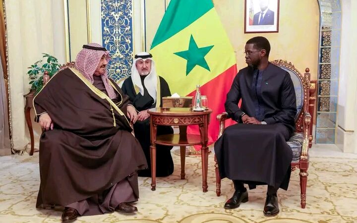 Diplomatie : Diomaye Faye reçoit Son Altesse Cheikh Nasser Al-Mohammad Al Ahmad Al-Sabah, ancien Premier ministre du Koweït