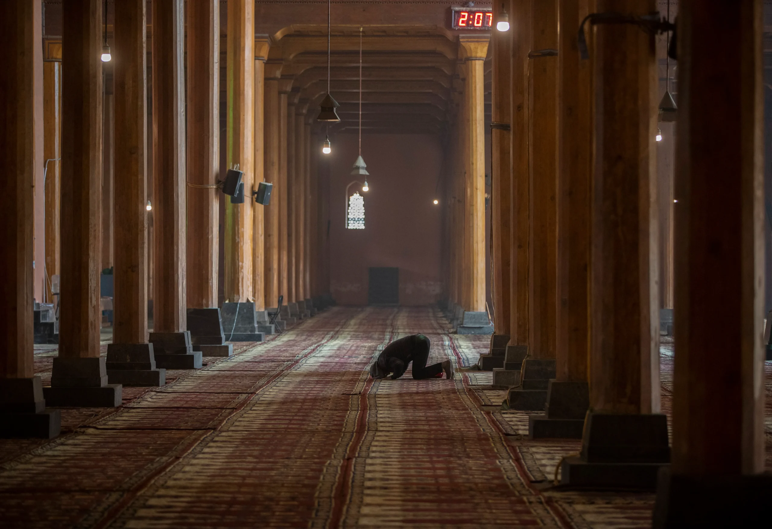 Au-delà du culte, la liste précise des informations privées que la police indienne exige désormais des imams du Cachemire