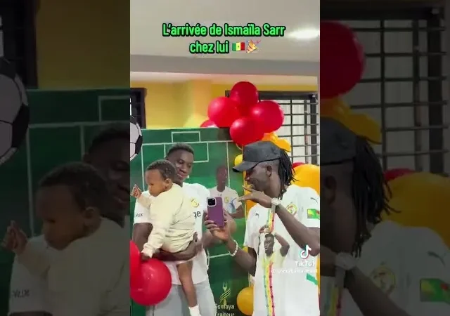 L&rsquo;initiative inattendue de la famille d&rsquo;Ismaïla Sarr qui a transformé son retour en séquence émotion