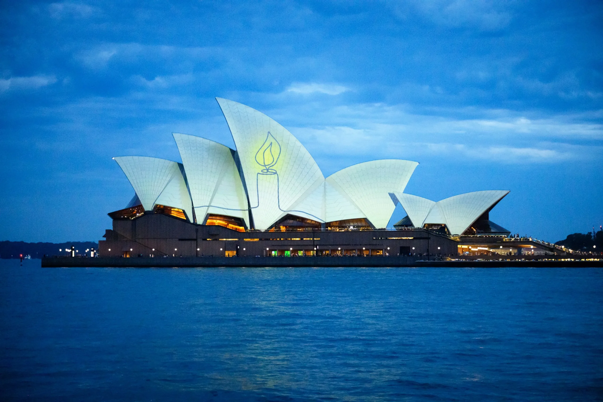 Commémorations en Australie : derrière le deuil officiel, le profil du commerçant qui s’est interposé physiquement lors de l’attaque