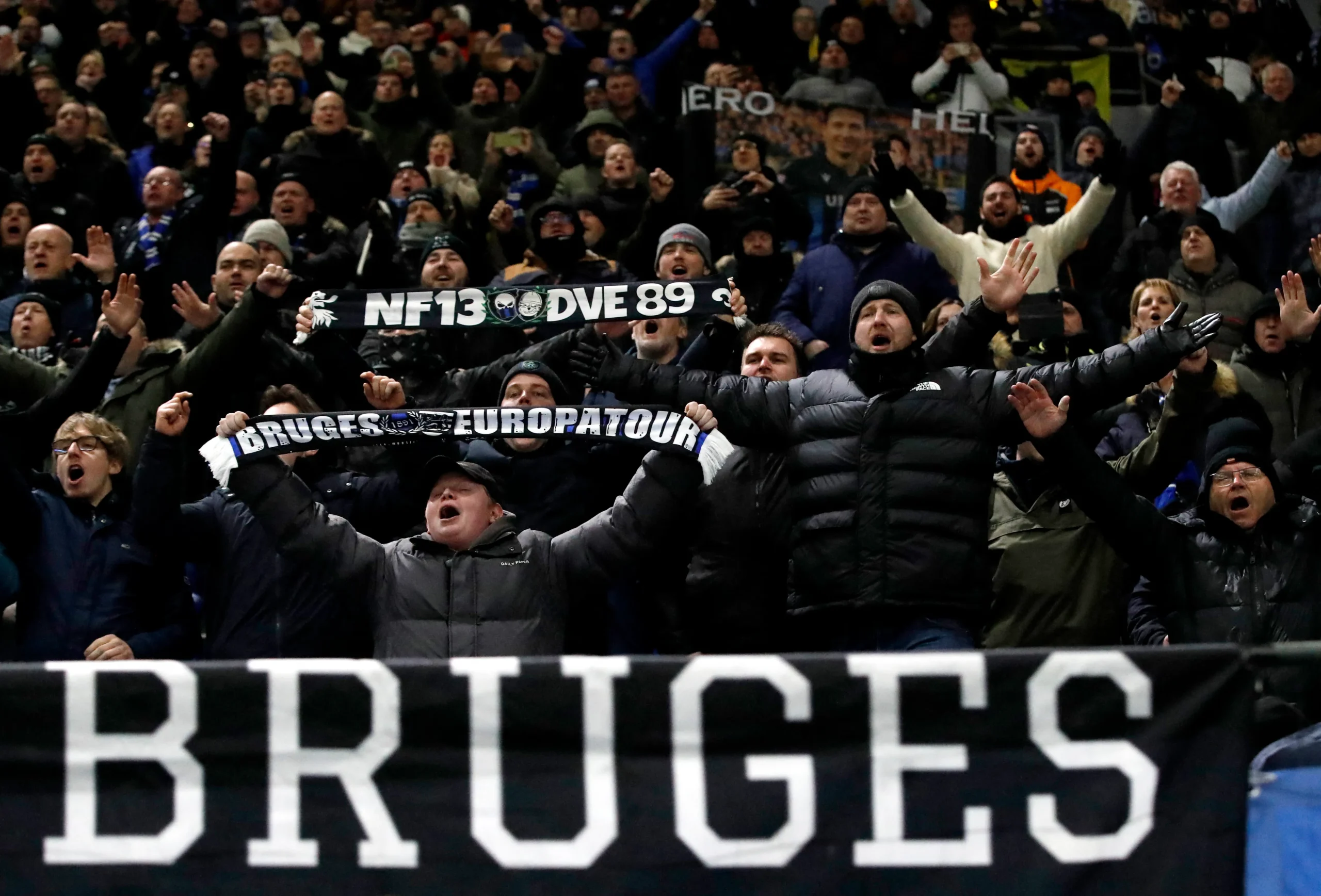 Jugés pour « manque de respect » : l’accoutrement inspiré d’un film qui a envoyé trois supporters belges en cellule