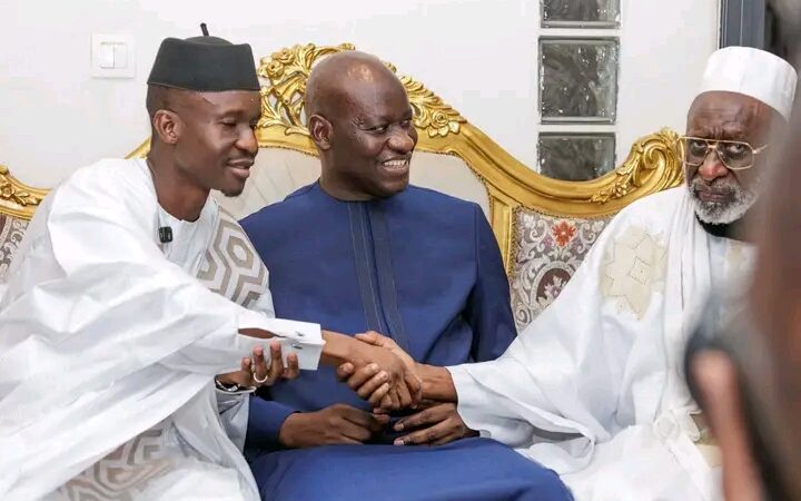 Visite de courtoisie du Ministre de l’Intérieur chez le Khalif de la Famille Omarienne