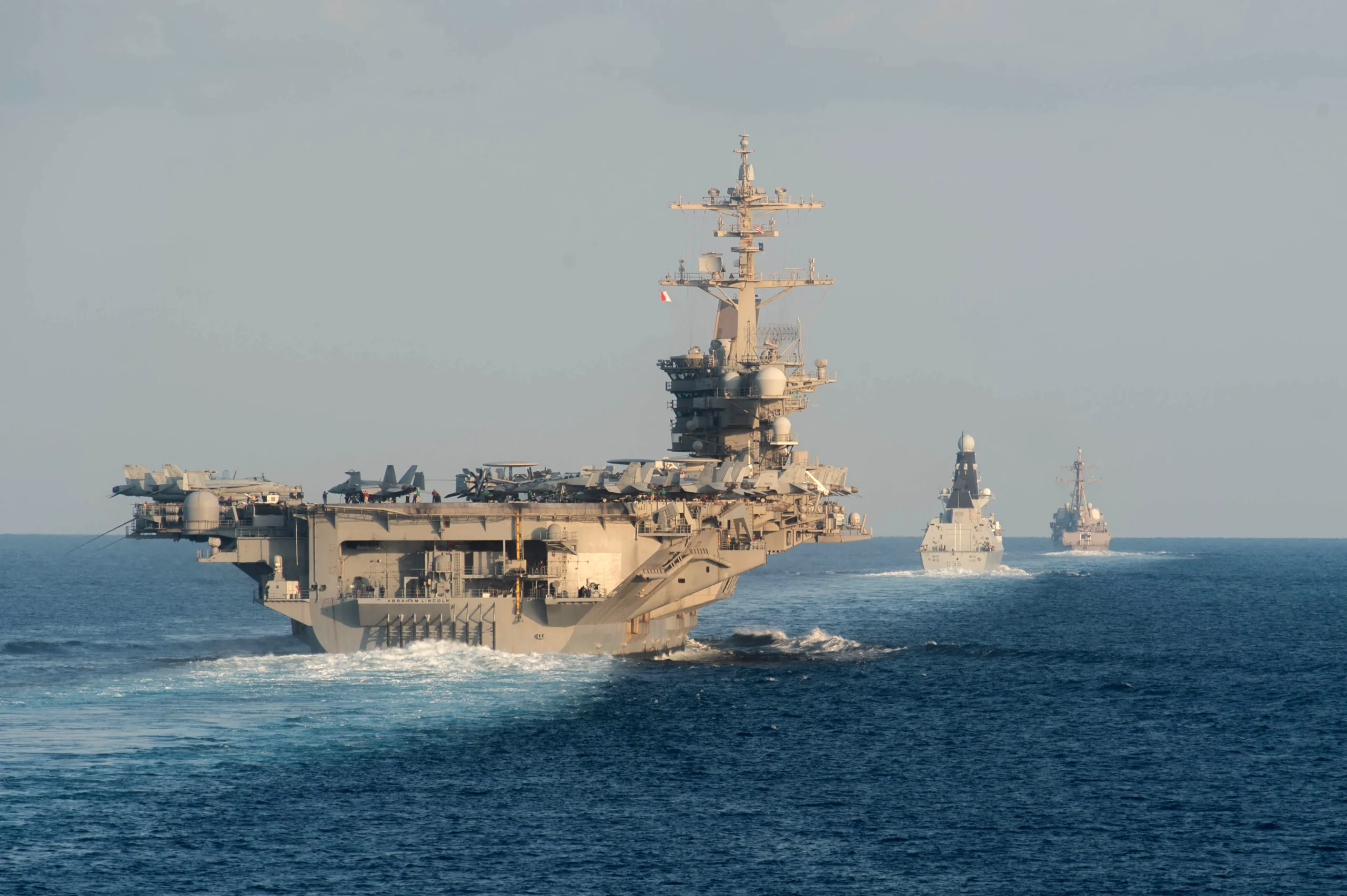 Tensions dans le Golfe : La « grande armada » américaine confirmée par Donald Trump malgré l’accalmie diplomatique annoncée
