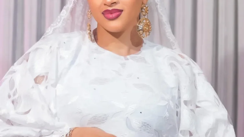 Entre tradition et modernité, le choix vestimentaire de Sokhna Aidara qui confirme son statut auprès du public (Photos)