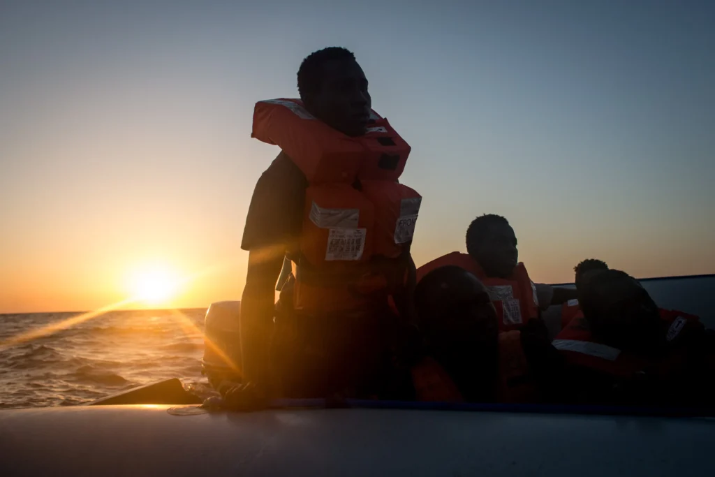 Drame migratoire vers l’Italie : l’identité déchirante des deux disparus signalés par l’ONG Save the Children après le sauvetage de leur mère