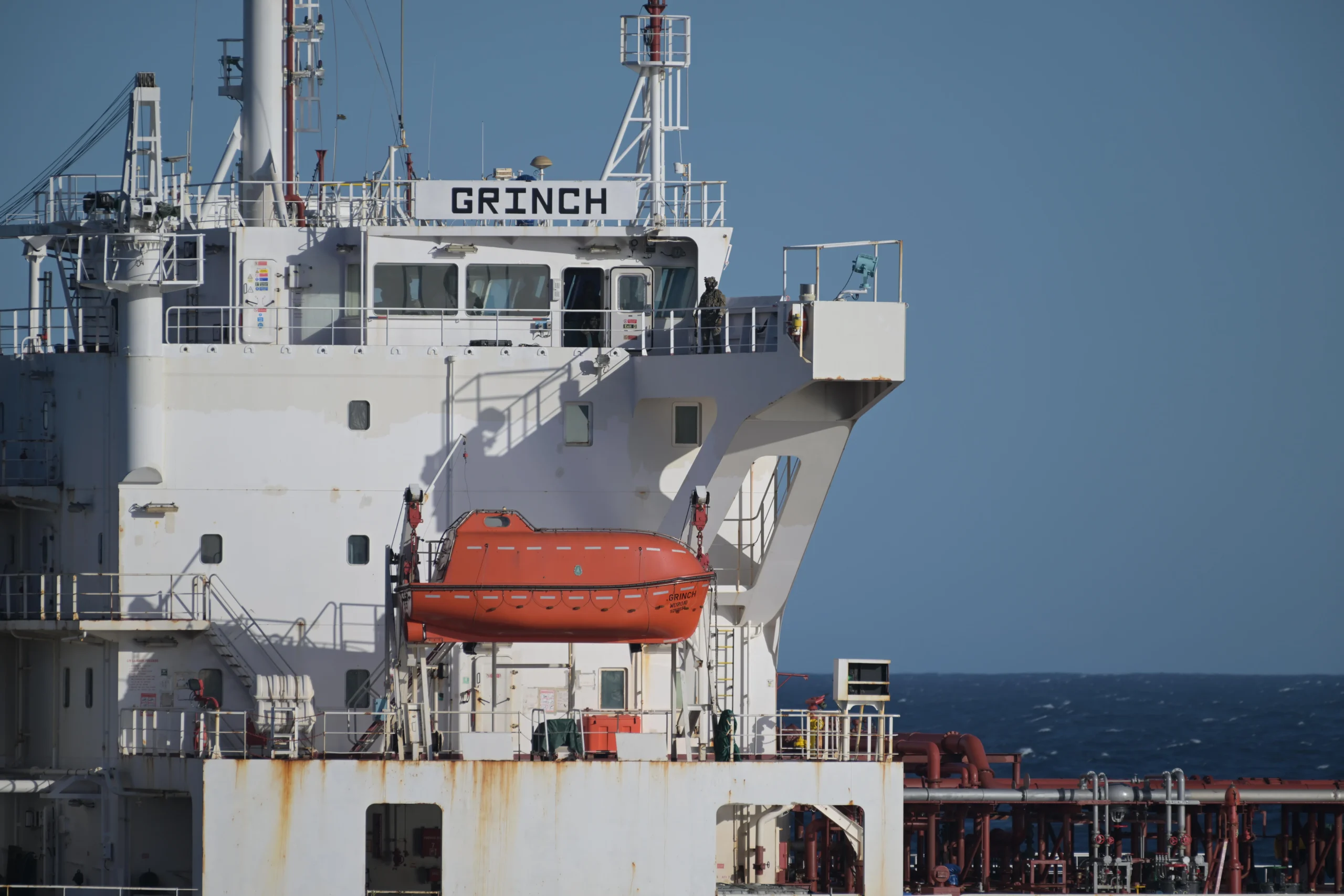 Méditerranée : Traqué depuis la Russie sous pavillon comorien, le navire suspect qui a déclenché une intervention héliportée de la marine française
