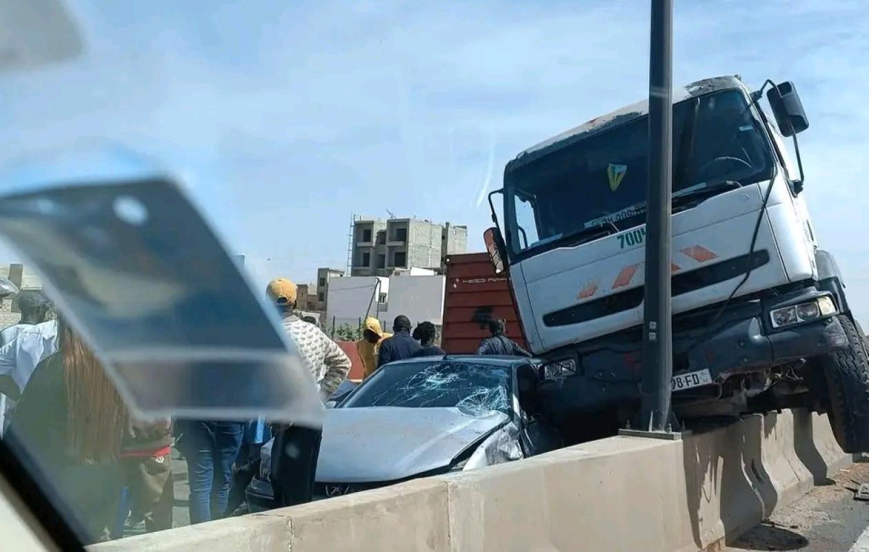 Après le choc contre le terre-plein central, la trajectoire meurtrière du conteneur qui a fini sa course sur le véhicule de « War Gaindé »