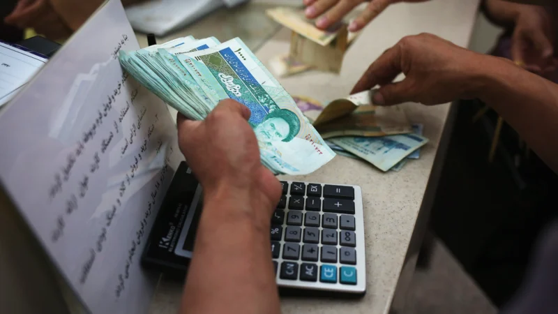 Sanctions et tensions militaires : le seuil symbolique franchi par la monnaie iranienne qui inquiète Téhéran