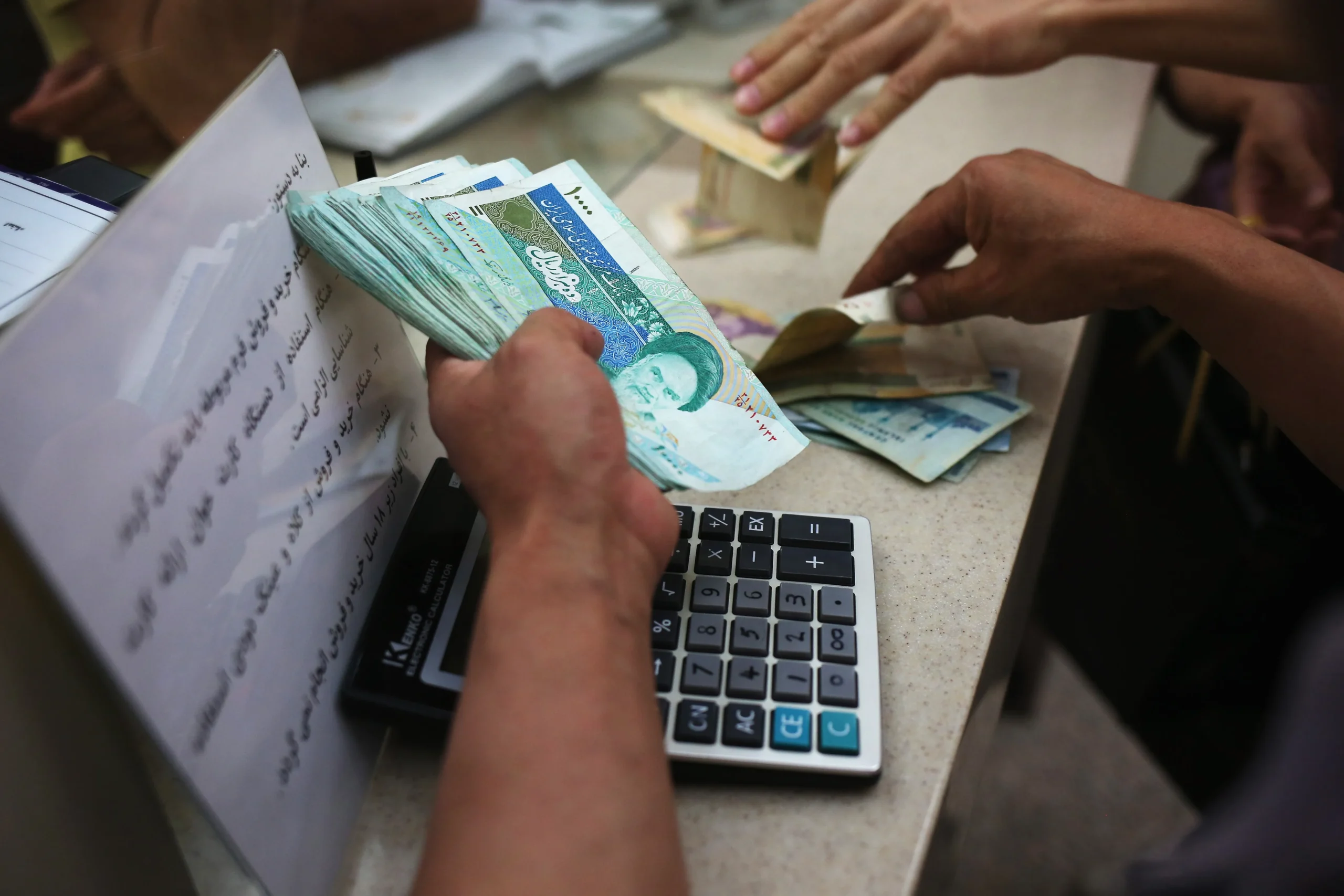 Sanctions et tensions militaires : le seuil symbolique franchi par la monnaie iranienne qui inquiète Téhéran