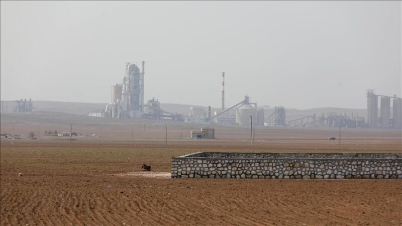 Syrie : À deux pas du corridor humanitaire, ce que révèlent les images actuelles de l’usine Lafarge