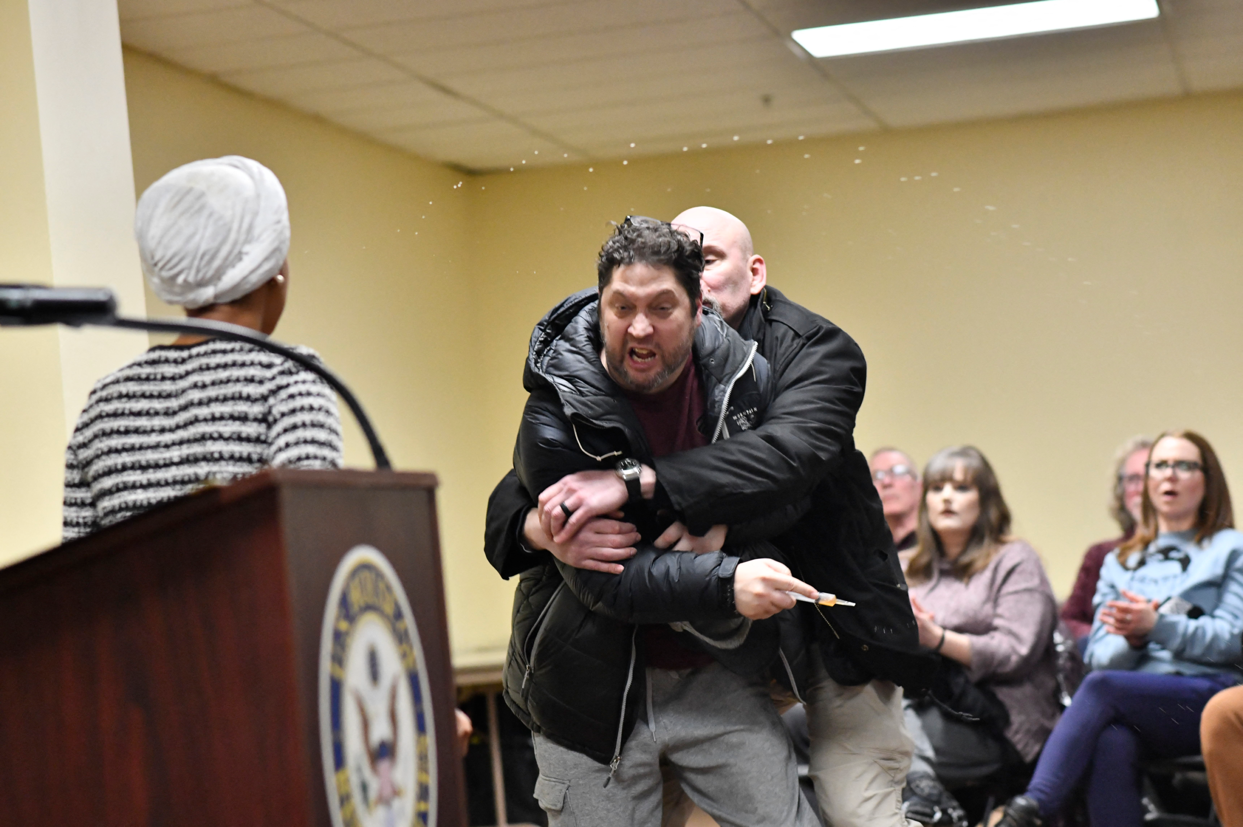 USA : Quelques minutes après une déclaration contre une agence fédérale, la scène de violence subie par Ilhan Omar