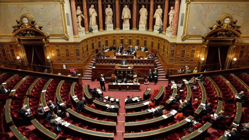 Alors que l’exécutif français espérait une avancée, le sort radical réservé par le Sénat au projet de loi sur la fin de vie