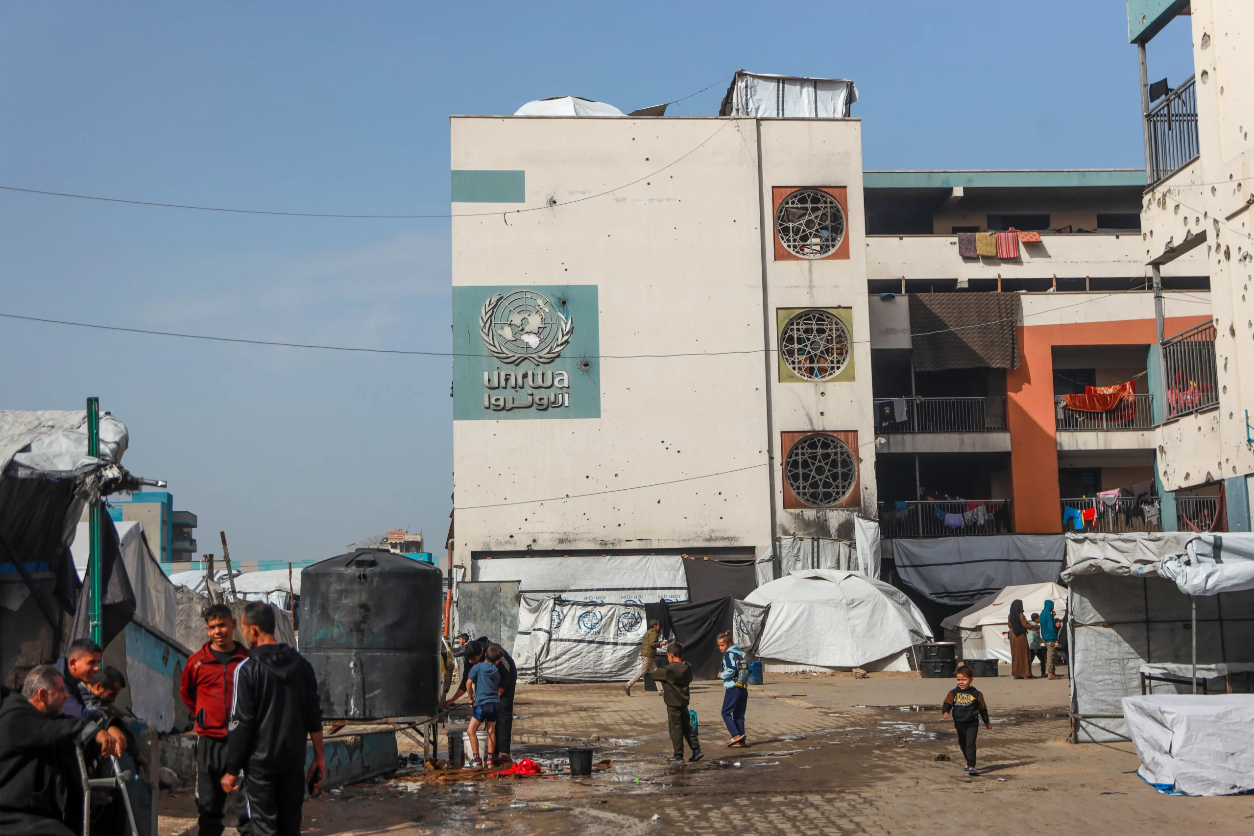 Face à un trou budgétaire de 220 millions de dollars, la double sanction administrative imposée par l’UNRWA à ses agents palestiniens