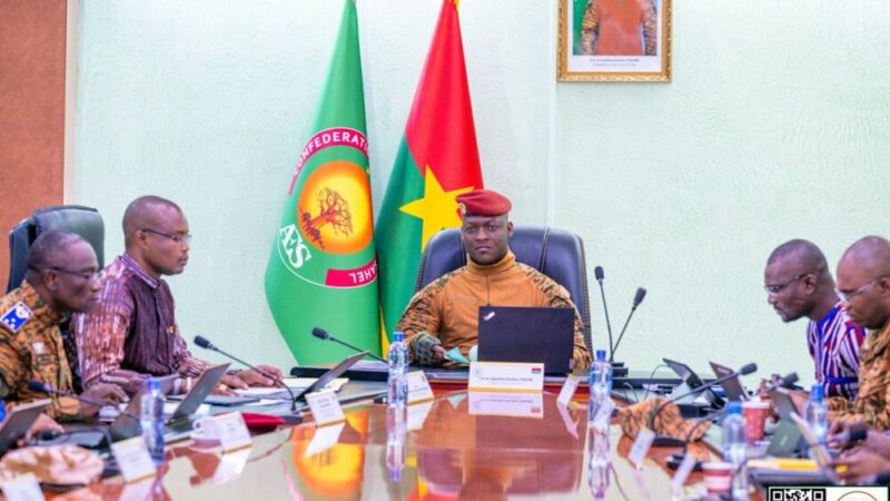 Burkina Faso : Alors que seules 15 organisations sur 221 détenaient des sièges, la sanction administrative définitive qui frappe désormais l&rsquo;ensemble de la classe politique