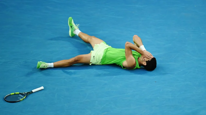 Open d’Australie : Diminué physiquement face à Zverev, le record de précocité absolu que Carlos Alcaraz s’offre après cinq sets de combat