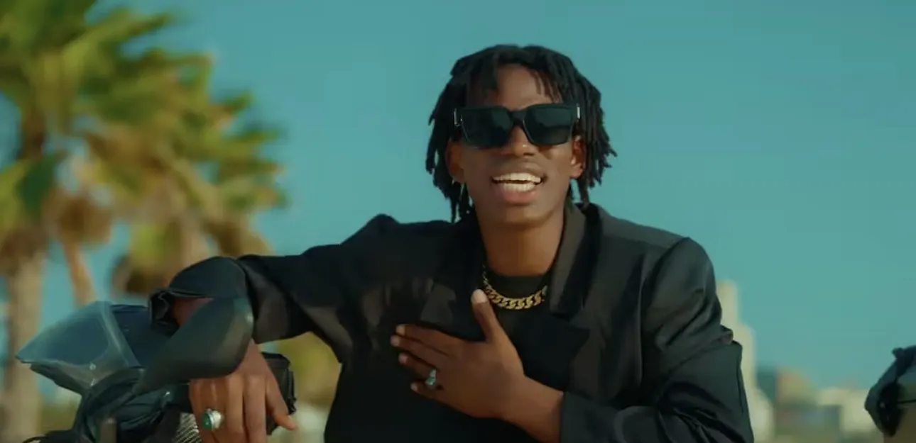 Musique : L’ambiance visuelle particulière sur laquelle a misé Amadou pour son clip « Xalé Bu Fresh »