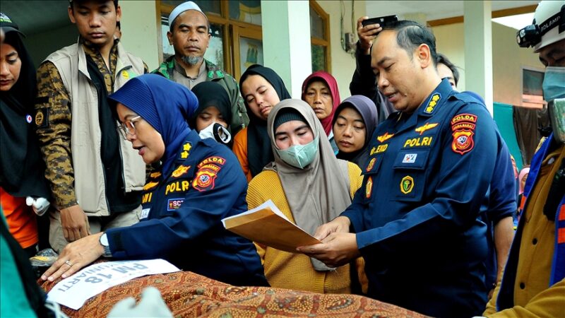 Au huitième jour des recherches en Indonésie, le nombre de corps retrouvés qui alourdit le bilan officiel du drame de Java