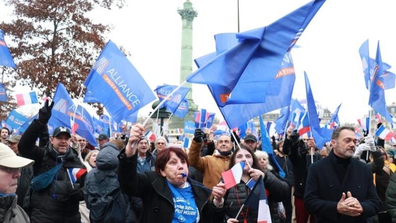 En pleine mobilisation policière en France, l’identité des trois personnalités politiques venues s’afficher dans le cortège