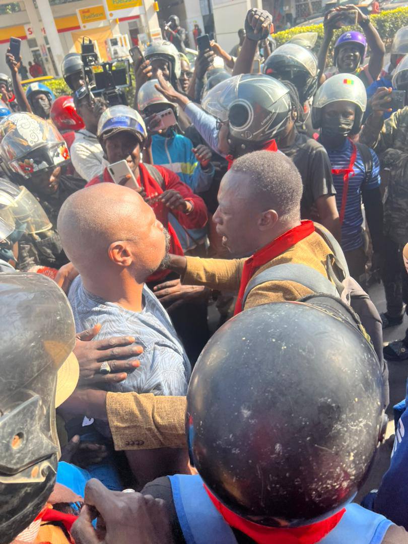 Guy Marius Sagna à la marche des livreurs du Sénégal:  « Ces jeunes braves  sont fatigués  « 