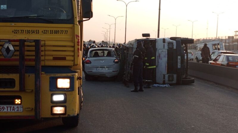 Cambérène : Collision spectaculaire entre un Ndiaga Ndiaye et un taxi …
