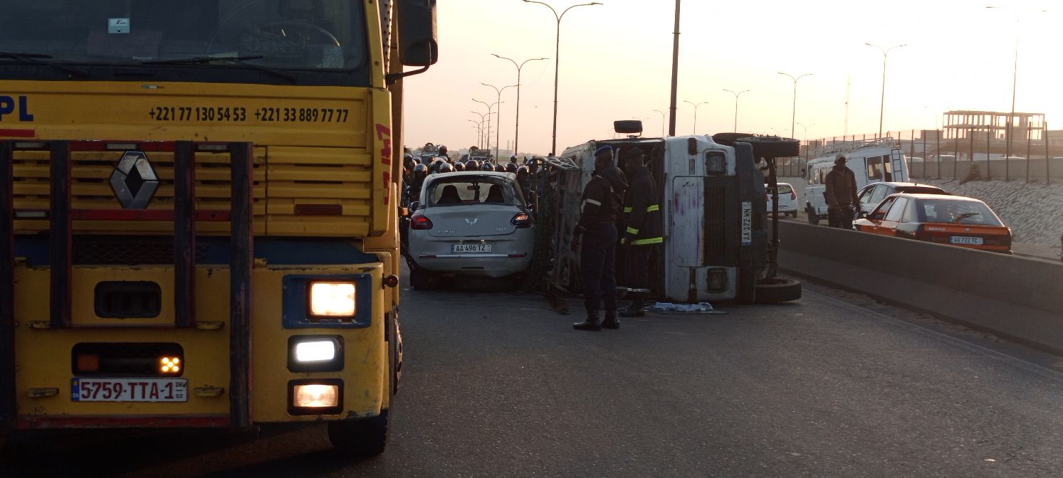 Cambérène : Collision spectaculaire entre un Ndiaga Ndiaye et un taxi …
