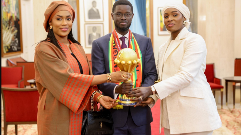 Première dame du Sénégal : “Les Lions de la Teranga nous unissent tous”  (Photos)