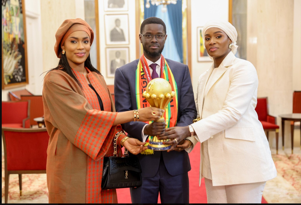 Première dame du Sénégal : “Les Lions de la Teranga nous unissent tous”  (Photos)