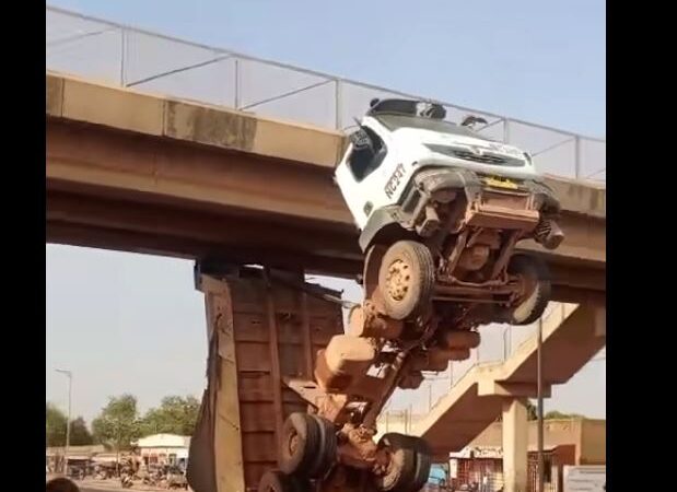 Impressionnant accident  : un camion-benne percute une passerelle … (vidéo)