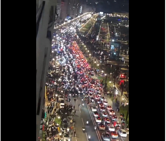 Klaxons, vuvuzelas et liesse : Quand Alger célèbre la victoire du Sénégal