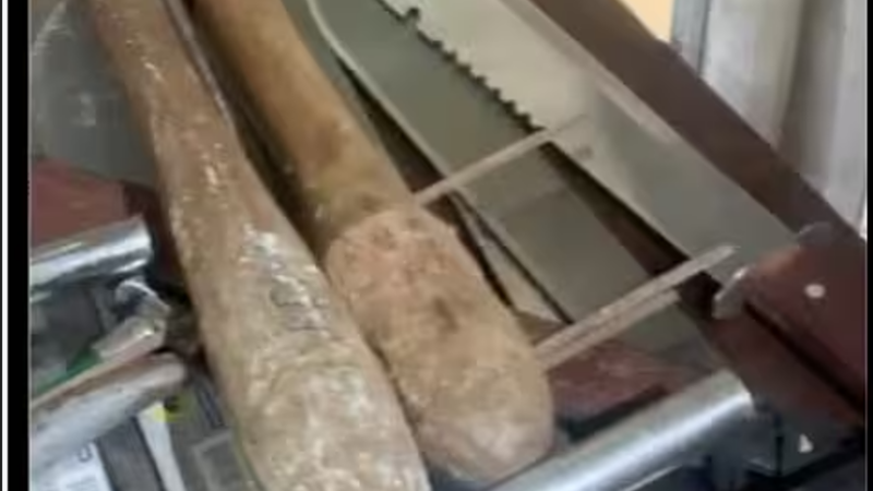 COUD : Des armes blanches découvertes dans les chambres étudiantes, le ministre alerte