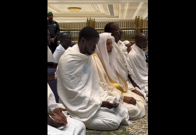 Oumra : Le Président Diomaye Faye élève des prières pour la nation à La Mecque …(Vidéo)