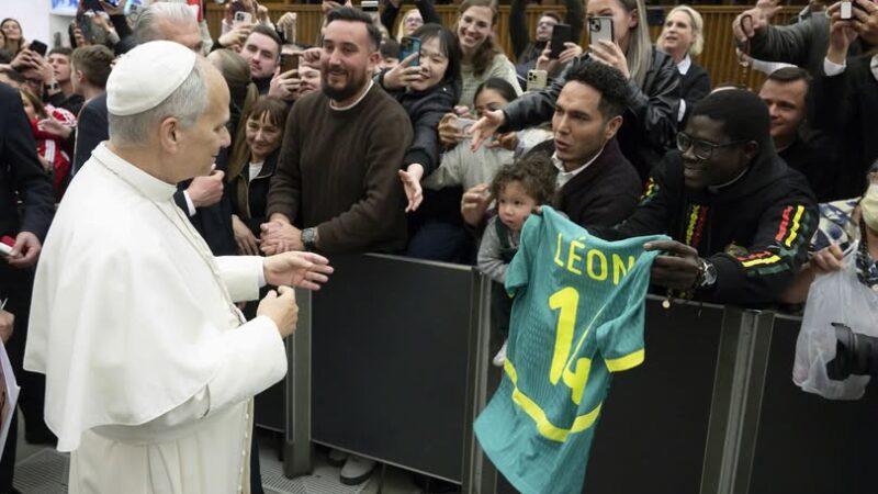 Arrêt sur image: le maillot des Lions offert au pape Léon XIV au Vatican