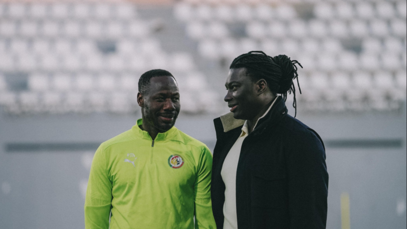 Bafetimbi Gomis rend visite aux Lions du Sénégal et leur apporte son soutien (Photos)